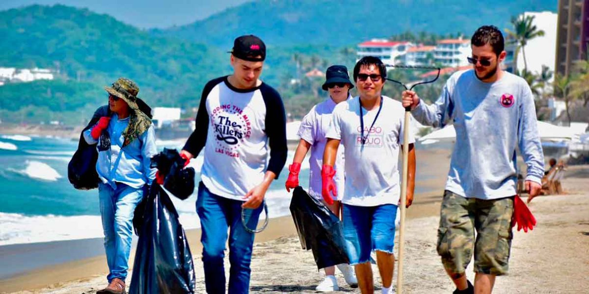Seguritech despliega labores de limpieza en playas de México