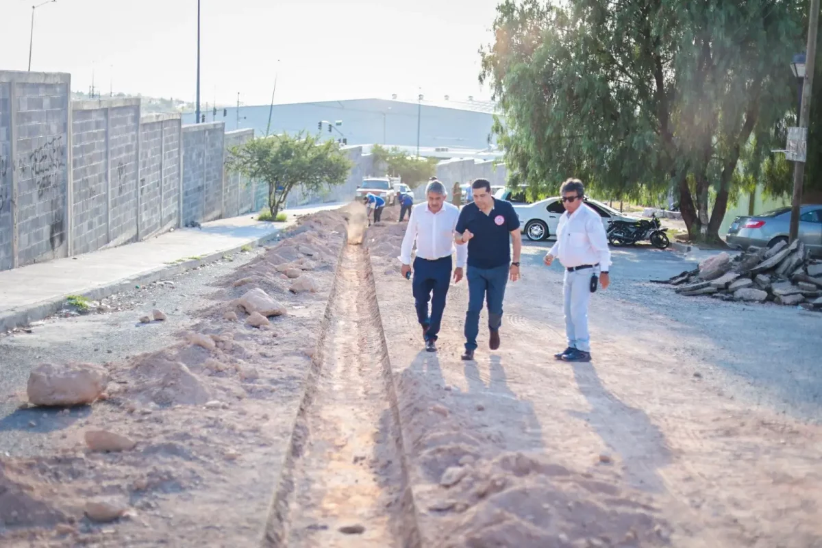 Supervisa Leo Montañez obras de ampliación de red de agua potable en valle de los cactus