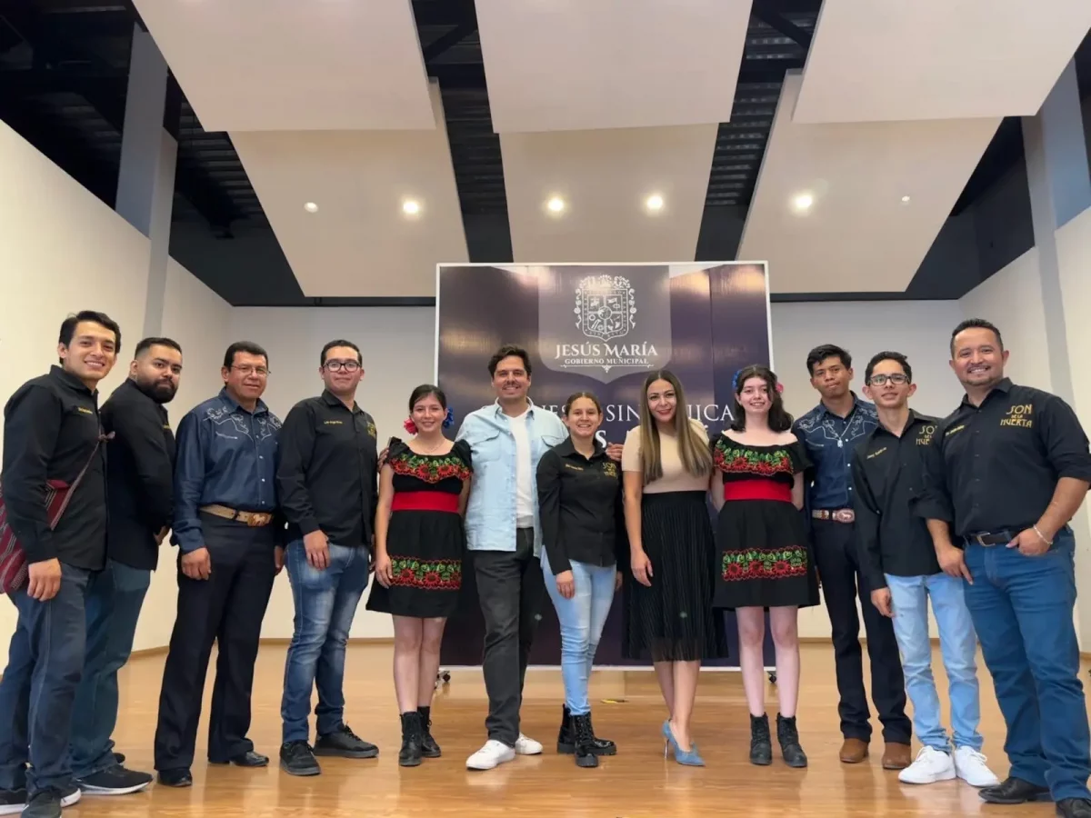 La clase magistral estuvo a cargo de la agrupación Son de la Huerta, encabezada por el maestro Jonathan Saldívar, quien también es partícipe del festival que busca arraigar y enaltecer las tradiciones mexicanas.