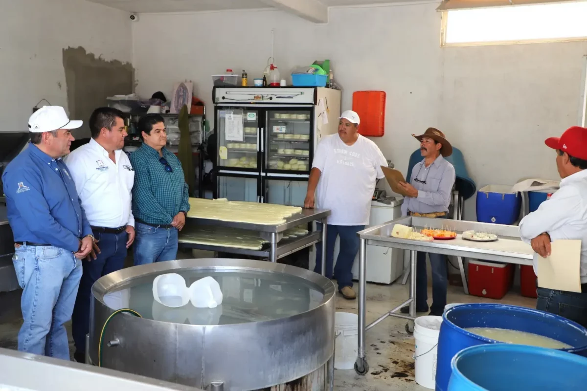Esta vez, en la Delegación Maravillas, se entregó equipo para quesería a la productora de lácteos “Jimena”, que consistió en una mesa y una tina, en donde el Gobierno del Estado aportó el 50 por ciento del valor total