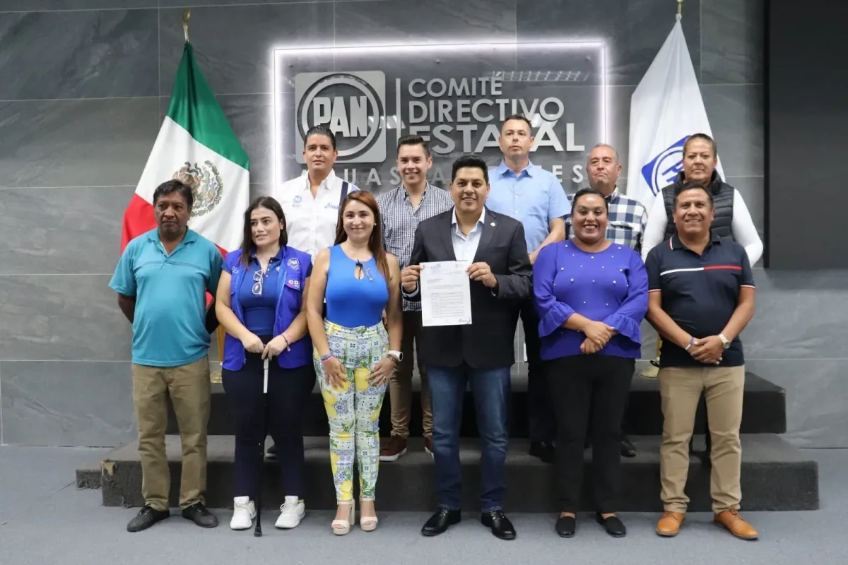 Esta mañana el presidente del Comité Directivo Estatal del Partido Acción Nacional en Aguascalientes Javier Luévano Núñez, acudió al Instituto Estatal Electoral, para hacer el registro del partido, tal como se establece en el Código Electoral del Estado. Acompañado de la secretaria general Paloma Amézquita y presidentes de los comités directivos municipales del PAN, el líder panista realizó la entrega del documento que fue recibido por la consejera presidenta del IEE, Clara Beatriz Jiménez González y que es el primer paso para la participación en los procesos locales. Luévano Núñez refirió en el acto que en el umbral de los procesos electorales 2023-2024 en el que se realizará una elección concurrente y de manera local se renovarán las once presidencias municipales y diputaciones del Congreso del Estado, el objetivo es participar activa y decididamente llevando propuestas, ideas y un firme compromiso a cada rincón de Aguascalientes, para representar a la ciudadanía que confía en Acción Nacional. Posteriormente, reunido con medios de comunicación, informó que se ha cumplido con este primer paso para dar cumplimiento con lo establecido en el Código Electoral de Aguascalientes, con la finalidad de participar en los procesos que se avecinan en toda la república y particularmente en el estado. “Estamos listos, con uno de los procesos electorales más significativos en la historia de México y de Aguascalientes, en donde se elegirá además del presidente de la república, diputados federales, senadores y en el ámbito local presidencias municipales y congreso local. Desde hace un par de meses hemos estado trabajando una agenda interna en las diferentes áreas del partido, al tiempo que también se han concluido los trabajos del proceso del Frente Amplio por México con el que Xóchitl Gálvez ha recibido la constancia como responsable de la construcción de este frente”. Puntualizó que desde Acción Nacional “tenemos que hacer la mejor parte desde Aguascalientes, para que la ciudadanía nos siga refrendando el apoyo y la confianza con su voto para seguir construyendo gobiernos como los que nos representan y de los cuales nos sentimos orgullosos”. Por otra parte informó que desde el Comité Ejecutivo Nacional del Partido se están designando diferentes sedes para la realización de foros de participación ciudadana a fin de construir plataformas con ideas y propuestas de la ciudadanía, militantes y simpatizantes del partido. Asimismo, en lo local se estarán haciendo en cada municipio foros con diferentes temáticas y en el que la tecnología permitirá recolectar mayor número de participaciones. Finalmente, la secretaria de Promoción Política de la Mujer, Reyna Cristina Espinoza, informó del Encuentro Nacional de Mujeres Panistas que se celebrará el próximo sábado 09 de septiembre, en la Ciudad de México, en la que tendrá intervención la propia Xóchitl Gálvez y de Rosario Marín, primera mujer inmigrante en ocupar el cargo de Tesorera de los Estados Unidos de América.