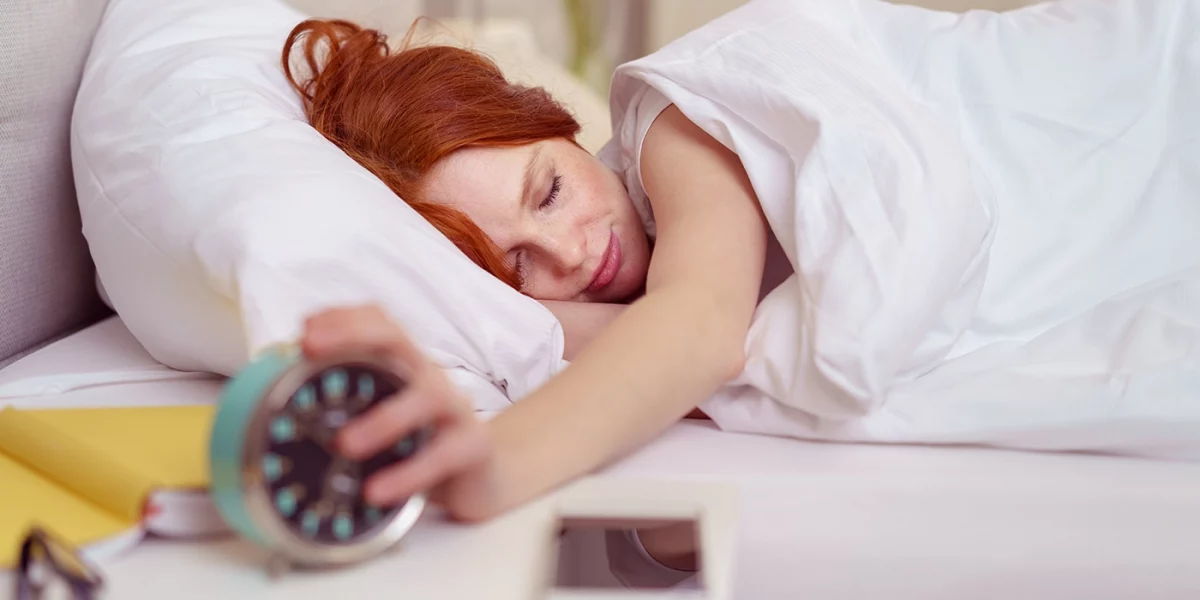 ¿Qué daños nos causa posponer el despertador? Un neurólogo responde