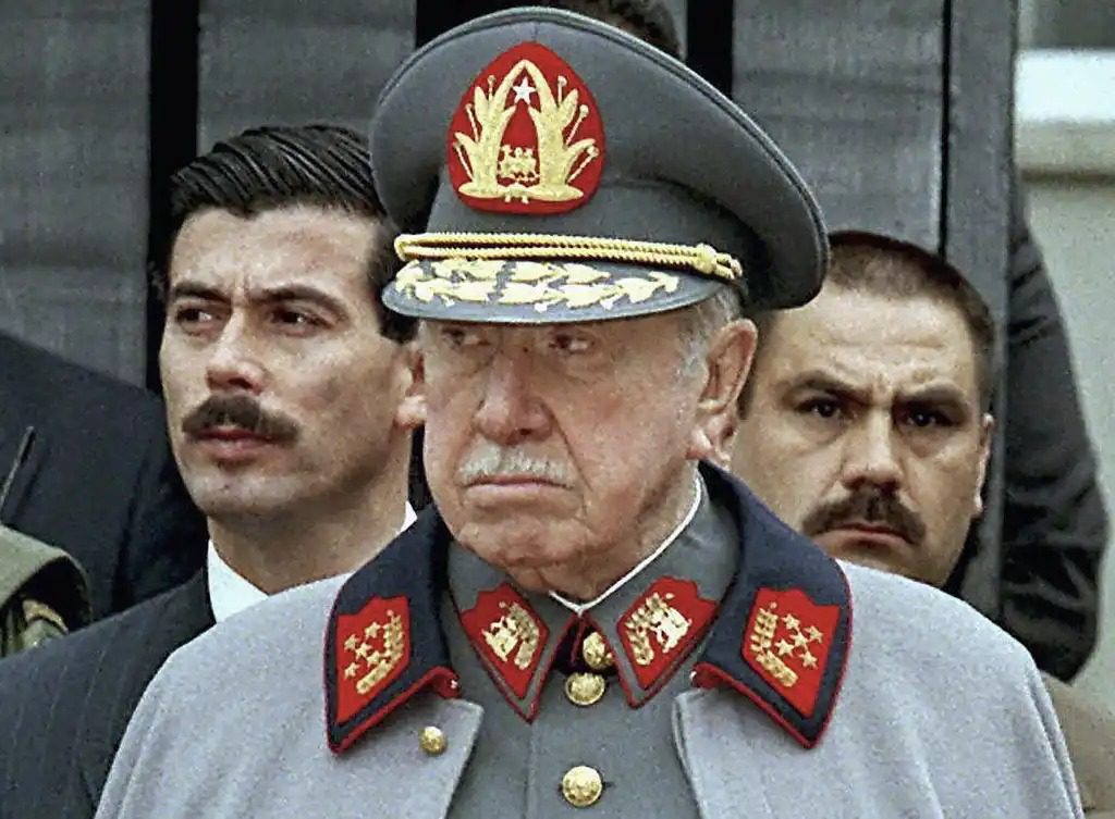 España condecoración militar Pinochet