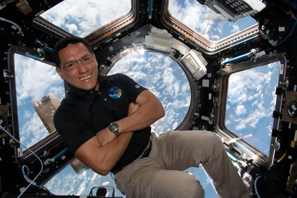 Astronauta pasa 355 días en el espacio; así fue su estadía