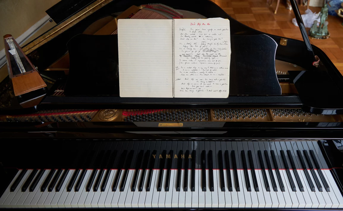 Pinturas, partituras y un piano, entre las docenas de objetos de Freddie Mercury puestos en subasta