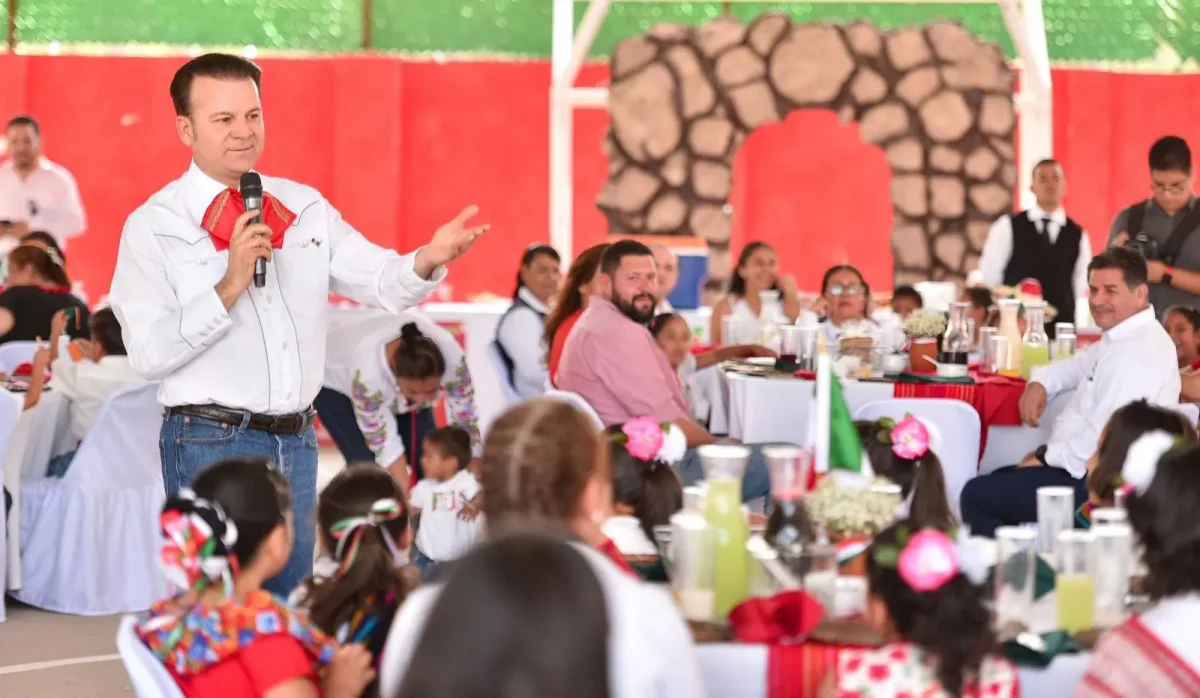 Celebran las fiestas patrias con niños de Casa Hogar DIF