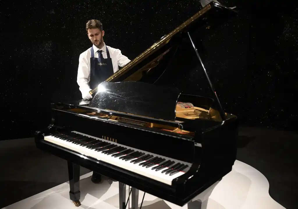 ¡Vendido!… el legendario piano de Freddie Mercury