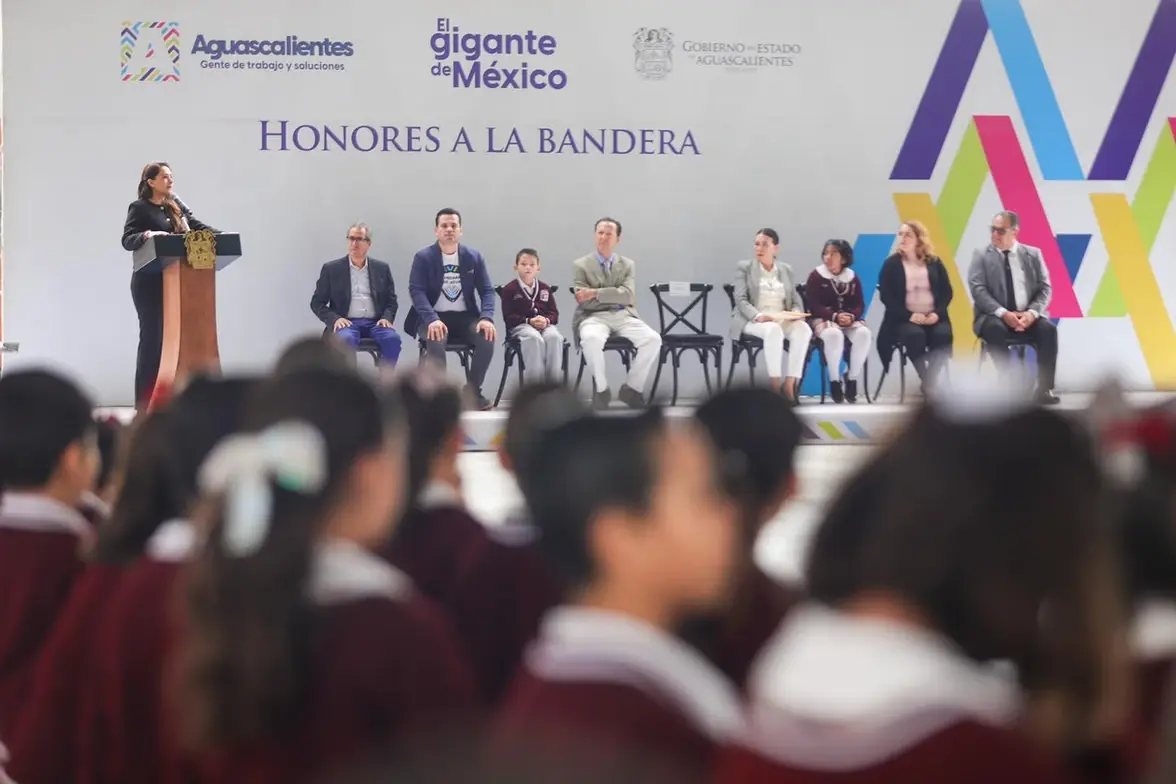 Tere Jiménez entrega computadoras a docentes de Aguascalientes
