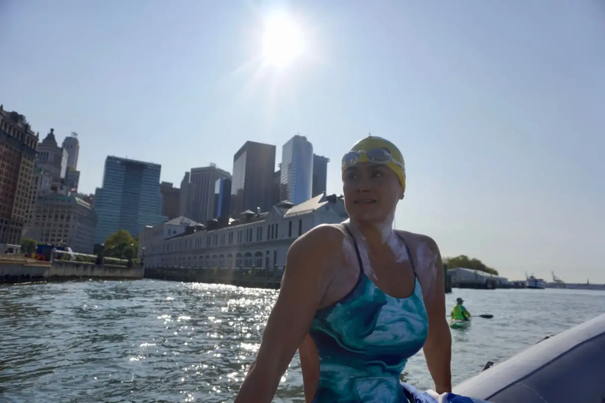 Tijuanense hace historia al nadar los 20 puentes de Manhattan en el Río Hudson