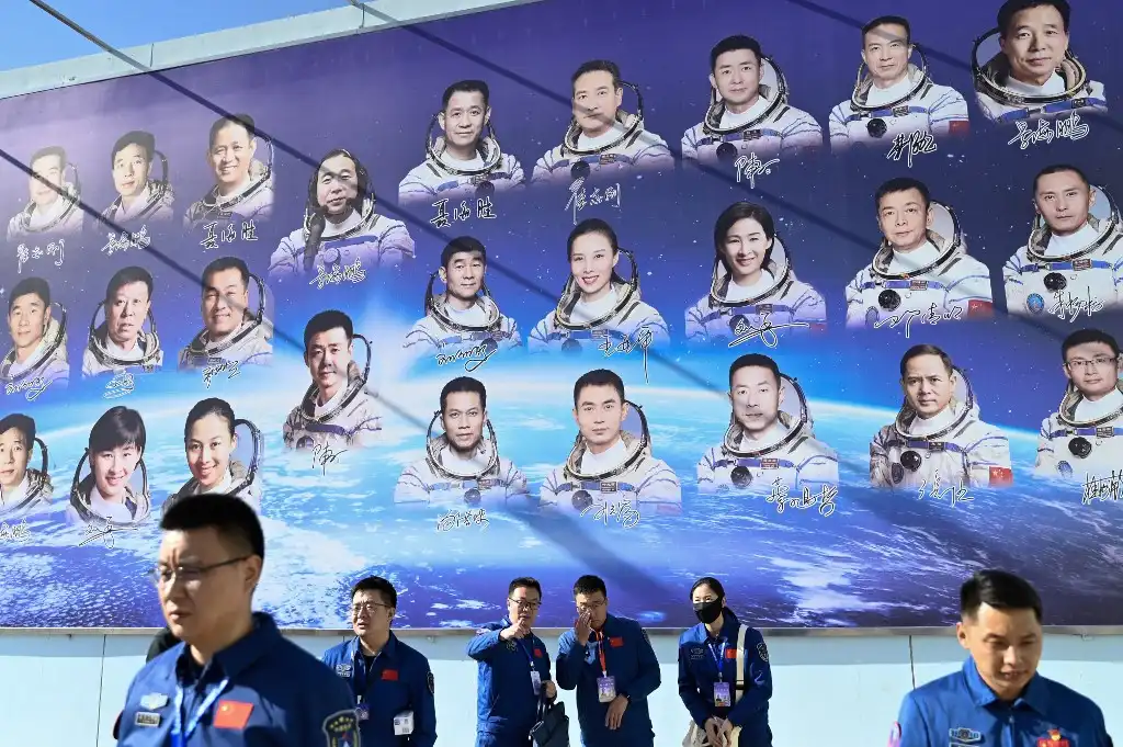 China ambiciona la luna: envía a joven tripulación a su conquista