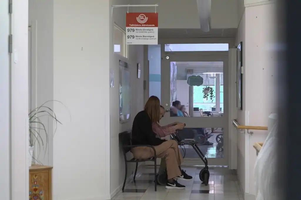Falsa parada de autobús calma la ansiedad de &#8216;abuelitos&#8217; con demencia