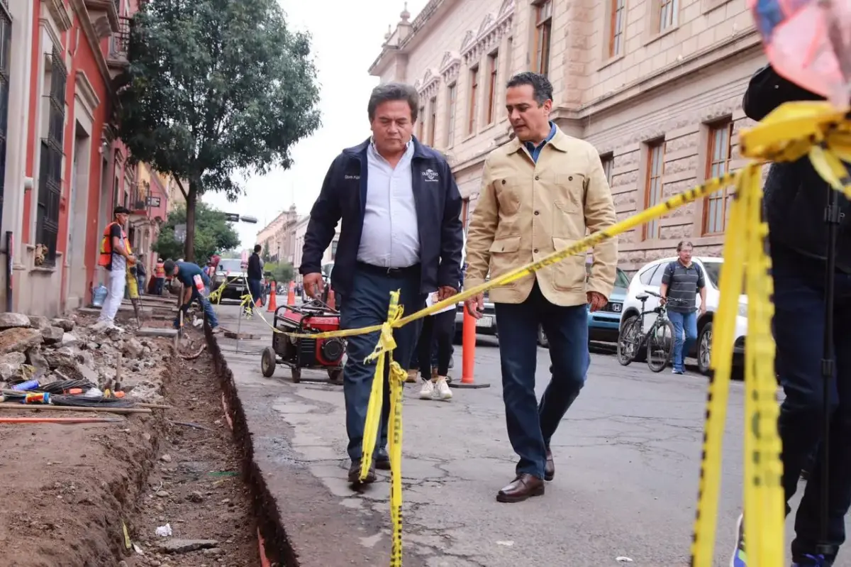 Supervisan el avance de la recuperación de banquetas en centro histórico 