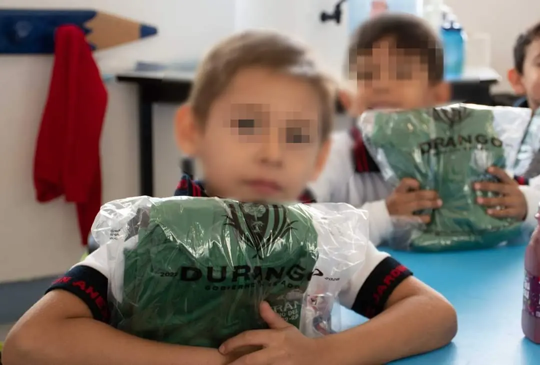 Avance del 60% en entrega de uniformes escolares gratuitos
