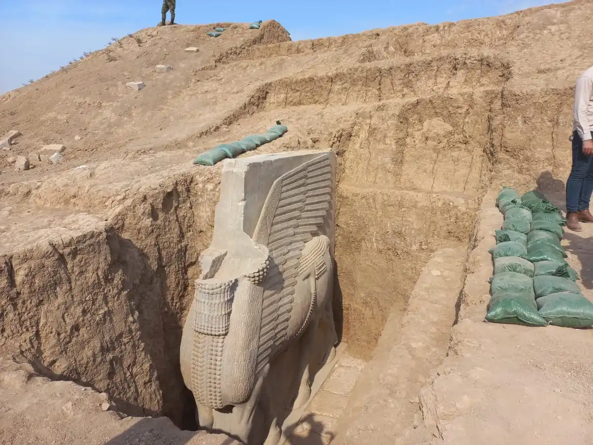 Irak: arqueólogos desentierran escultura de toro alado; pesa 18 toneladas