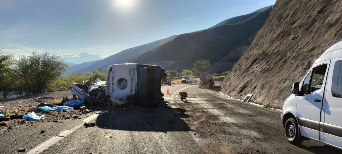Accidente carretero en Oaxaca deja al menos 18 migrantes muertos