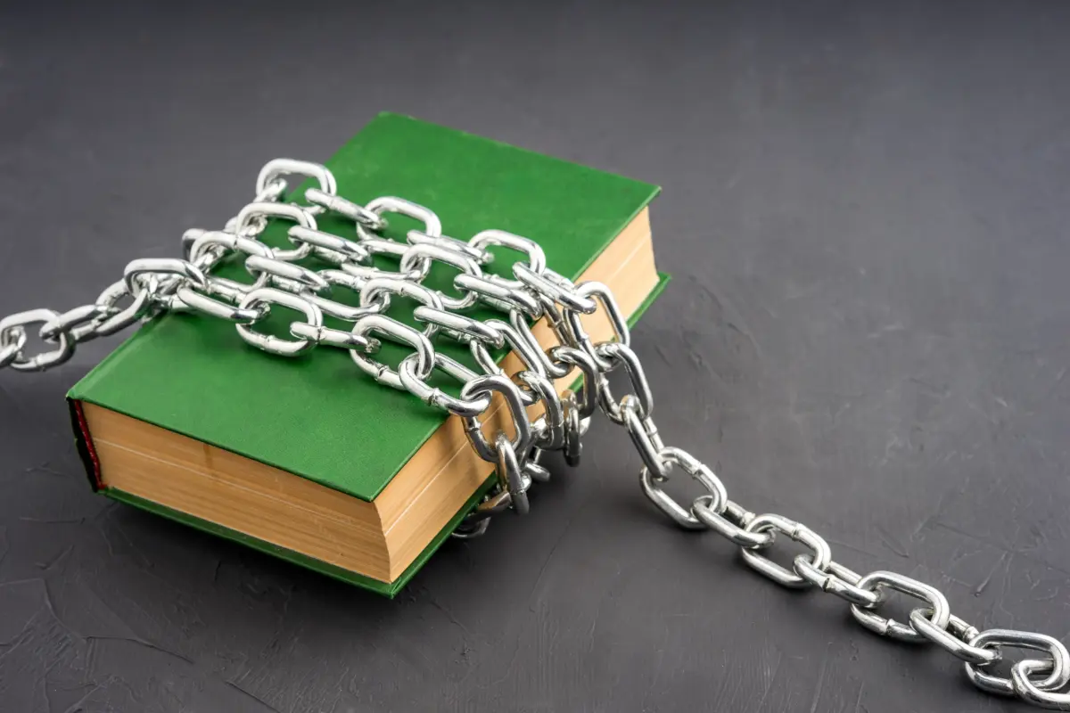 Prisiones de EUA censuran libros ‘por razones caprichosas’