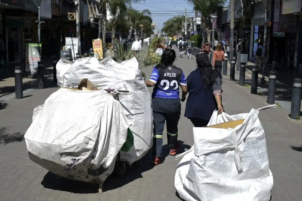 Argentina: recoger cartones y plásticos, un tesoro ante la crisis económica