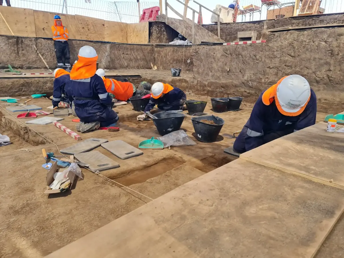 Arqueólogos encuentran restos de nómadas de hace 13,000 años en el metro