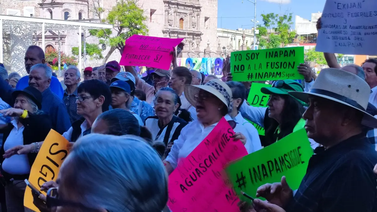 En Aguascalientes, adultos mayores marchan contra desaparición del INAPAM