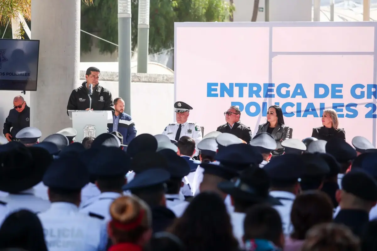 Entregan nuevos grados a policías municipales de Aguascalientes
