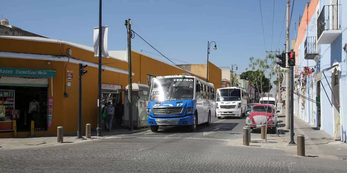 Camiones destruyeron bolardos recién instalados en el centro histórico de Puebla