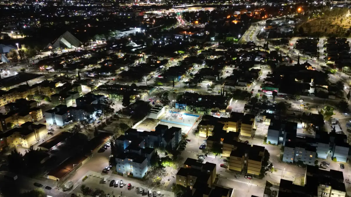 Mejoran la iluminación de Aguascalientes con la instalación de pasos seguros