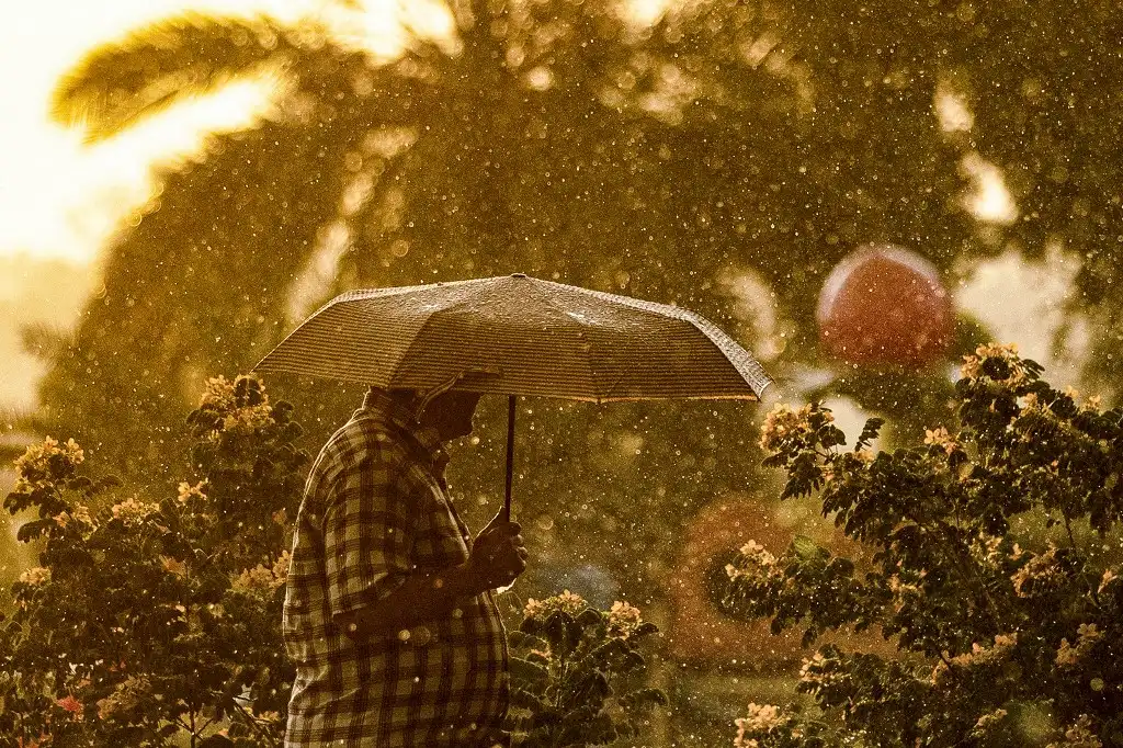 Hombre bajo la lluvia en Irak