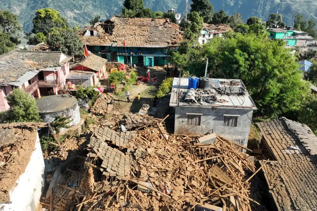 Más de 140 muertos deja un sismo de magnitud 5.6 en Nepal