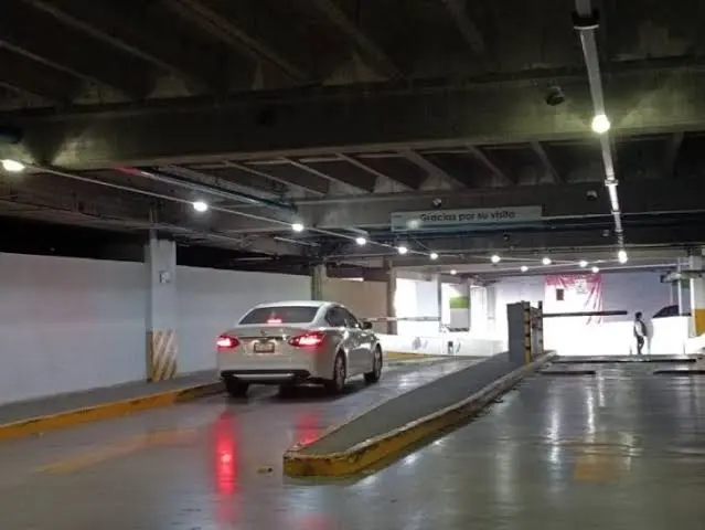 Plazas comerciales deberán otorgar 1 hora de estacionamiento gratuito a clientes