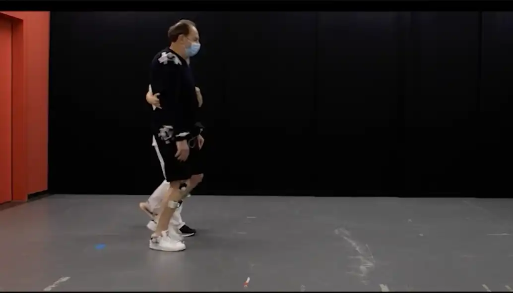 Científicos crean neuroprótesis que permite caminar a enfermo de párkinson