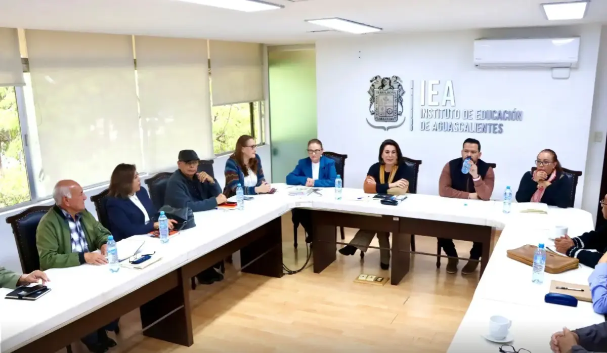 IEA da seguimiento a planes de estudio en secundarias