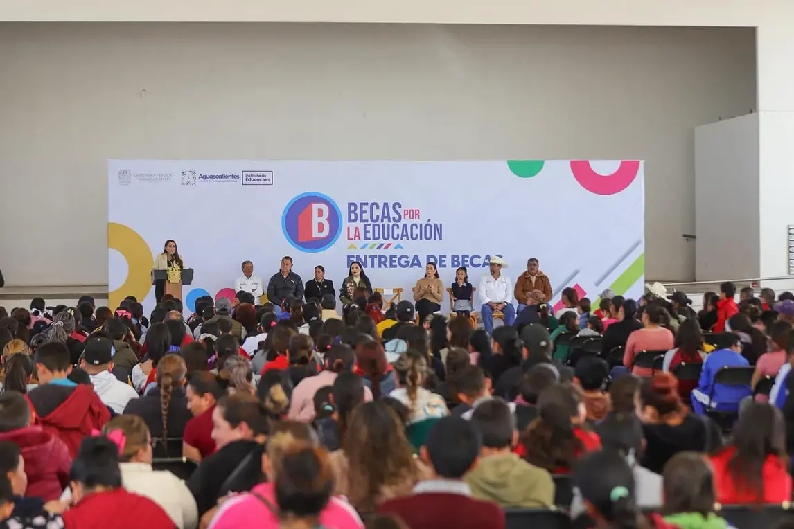 Tere Jiménez entrega becas, apoyos y obras en el municipio de Tepezalá