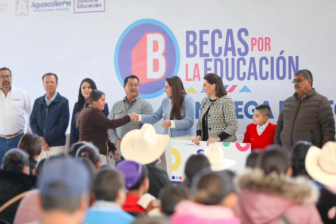 IEA entrega más becas a estudiantes de El Llano