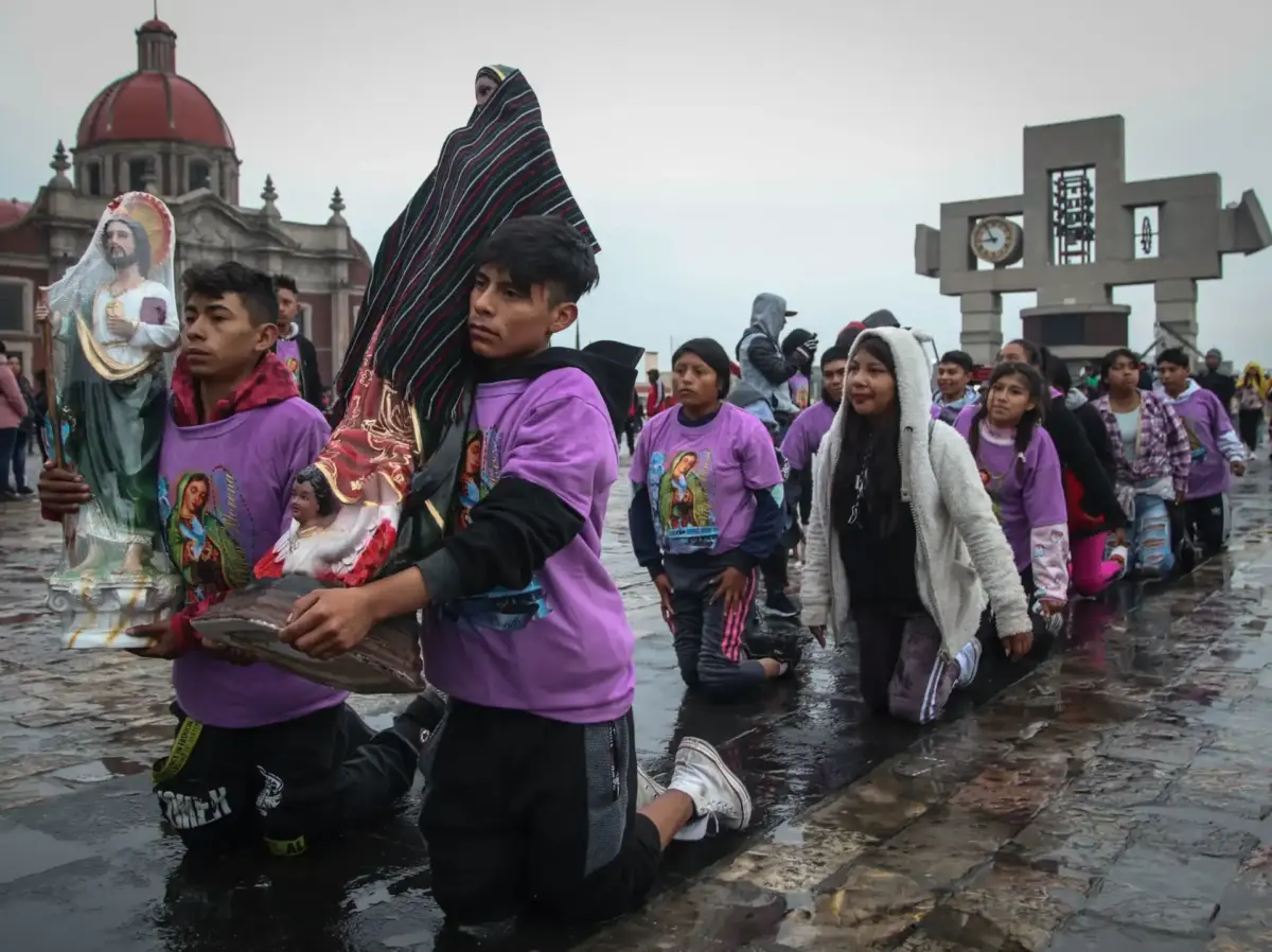 Feligreses llegan a la Basílica de Guadalupe