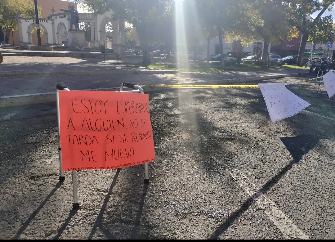 Instan a respetar espacios de estacionamiento de personas con discapacidad