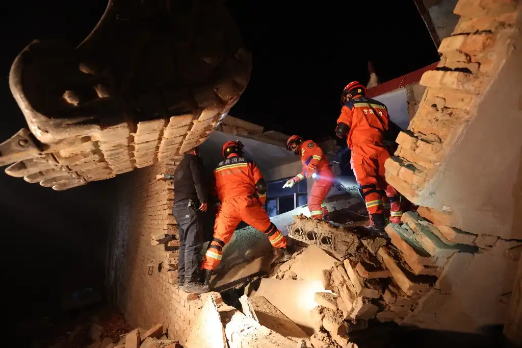 Terremoto de magnitud 5.9 deja más de 120 muertos en China