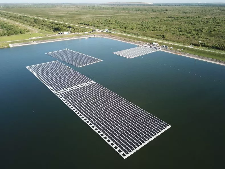 Los paneles solares flotantes pueden suministrar energía limpia a lugares donde la tierra es limitada