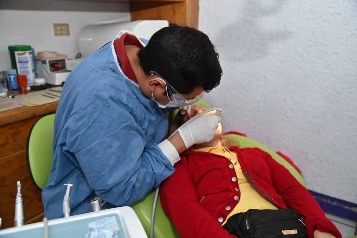 Ofrece municipio médico general y dentista a bajo costo.