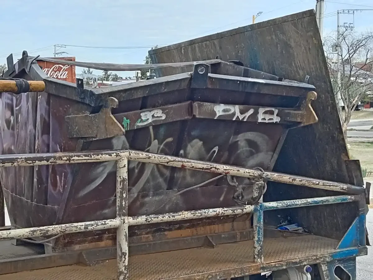 Contenedor de basura en mal estado.