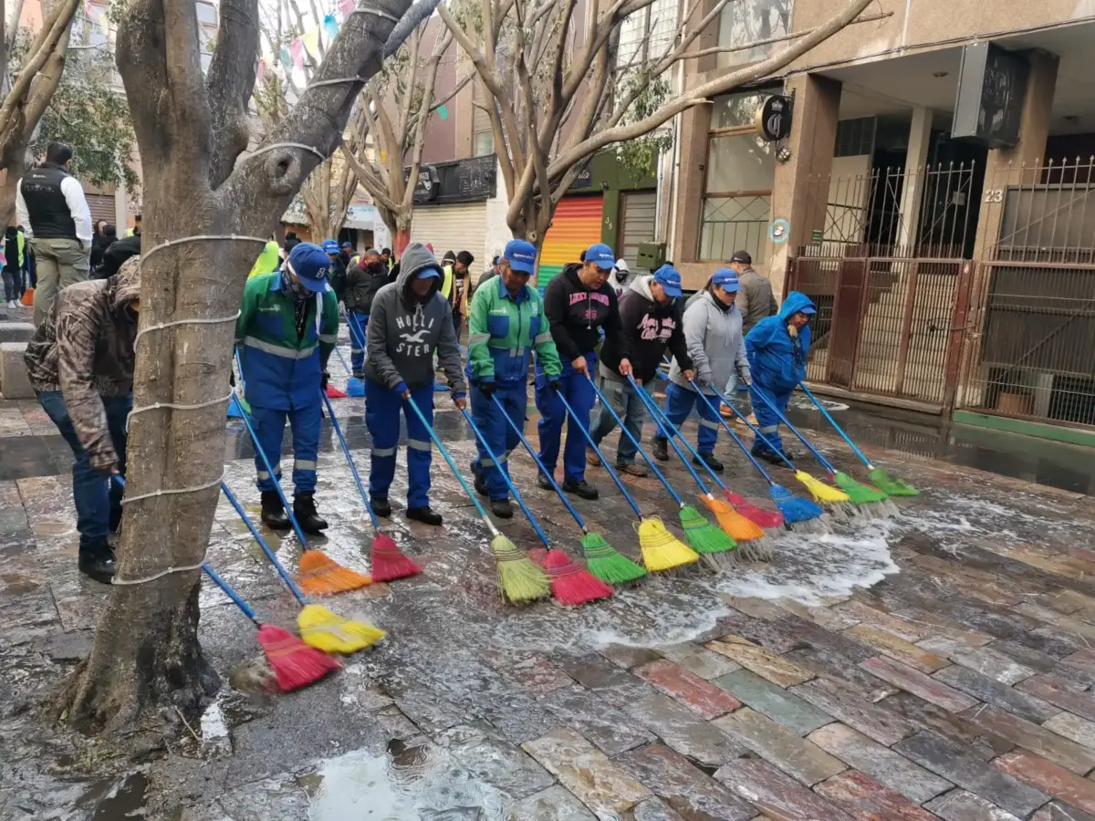 Barrido en calle Del Codo.