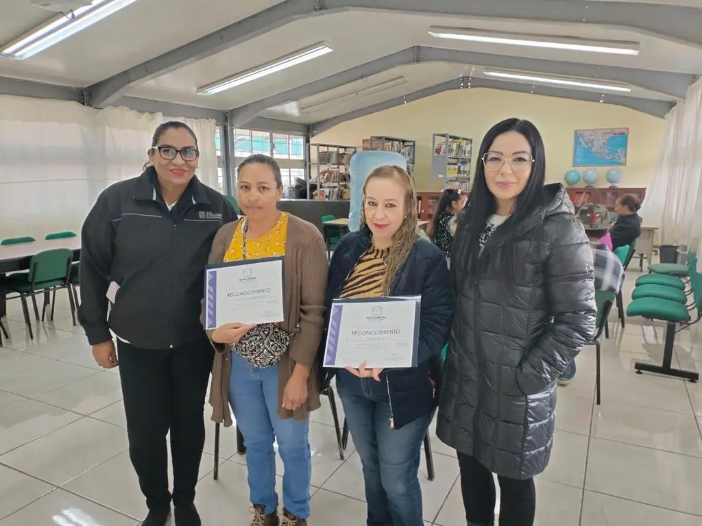 IEA reconoce a padres y madres que concluyeron taller de “Familias Educadoras”