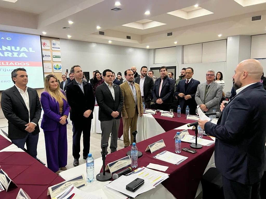 Con el interés de dar mayor visión a los sectores industriales y el de aprovechar mejor la vecindad con Estados Unidos a favor de la industria, Héctor Alejandro Jaramillo Osuna fue nombrado como presidente de la Cámara Nacional de la Industria de la Transformación (Canacintra), delegación Tijuana. La elección se realizó de forma interna durante la asamblea celebrada el pasado 18 de enero en el que se sustituyó a la mesa directiva que encabezó el ahora ex presidente del organismo, Jorge Figueroa Barrozo, quien durante su gestión realizó un excelente trabajo a favor de los asociados y de todo el sector industrial. “Este 2024 está lleno de oportunidades y retos, el ser vecinos de Estados Unidos es un privilegio que siempre se puede aprovechar mejor. En los retos tenemos que trabajar la volatilidad de las políticas públicas en materia laboral, energía, el agua y la macroeconomía”, detalló Jaramillo Osuna. La nueva mesa directiva está integrada por Wadi Kuri y Celeste Castro como primer y segundo vicepresidente, respectivamente; mientras que Román Caso asumió el cargo de secretario y Alonso Ibarra como tesorero, todos ellos con amplia trayectoria en el sector empresarial de la región. Dentro del plan de trabajo del nuevo dirigente destaca el dar continuidad a las comisiones que estableció la gestión recién concluida, en las que se lograron avances en temas relacionados con la energía y el agua. “El interés durante mi gestión es darles mayor vida a los sectores industriales; Canacintra es una cámara nacional con 14 sectores industriales y queremos que tengan más vida a nivel local y mayor comunicación con sus correspondientes nacionales”, afirmó. Jaramillo Osuna puntualizó que seguirán trabajando de forma coordinada con las autoridades para abordar cada tema y lograr mejoras para el sector industrial y la comunidad en general. Por su parte, Alberto Sánchez Torres, vicepresidente de la Región Noroeste de Canacintra, expresó de manera contundente el respaldo absoluto del bloque industrial para el nuevo presidente y su mesa directiva. Además de coincidir con Jaramillo Osuna sobre los retos a afrontar este año en la industria, destacó la importancia de tomar en cuenta a los inversionistas que ya están en la región para asegurar su permanencia. “Tenemos que seguir empujando fuertemente a nuestras industrias que ya están instaladas, muchas veces sólo volteamos a ver al inversionista nuevo y lo queremos captar, sin embargo, también es importante voltear a ver a los inversionistas, a las industrias que ya tienen años aquí instalados”, resaltó. Finalmente, agregó que 2023 fue un año de expansión gracias a la inversión de empresas ya establecidas en la ciudad, lo cual debe incentivarse a fin de que los industriales echen raíces y beneficien a la comunidad en materia de empleo. Cabe destacar que la ceremonia de cambio de relevo en la presidencia del organismo, contó con una gran asistencia de los socios; mientras que Jaramillo Osuna se suma a la nueva generación de industriales que han dirigido a la Canacintra Tijuana en los últimos periodos.