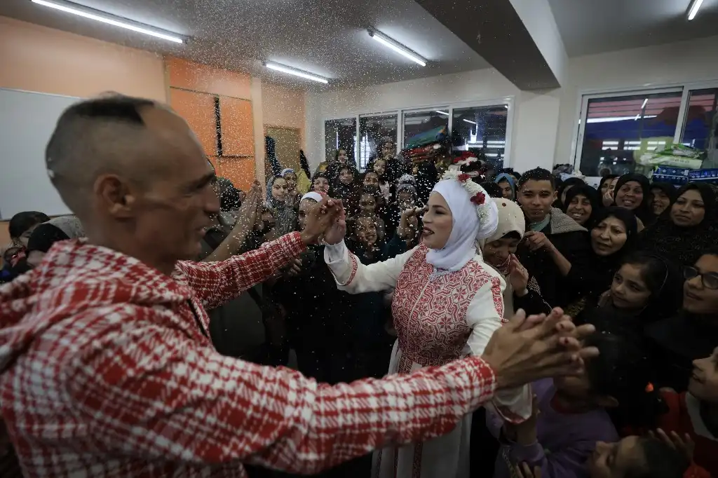 Gaza: una pareja celebra su boda en medio de la guerra