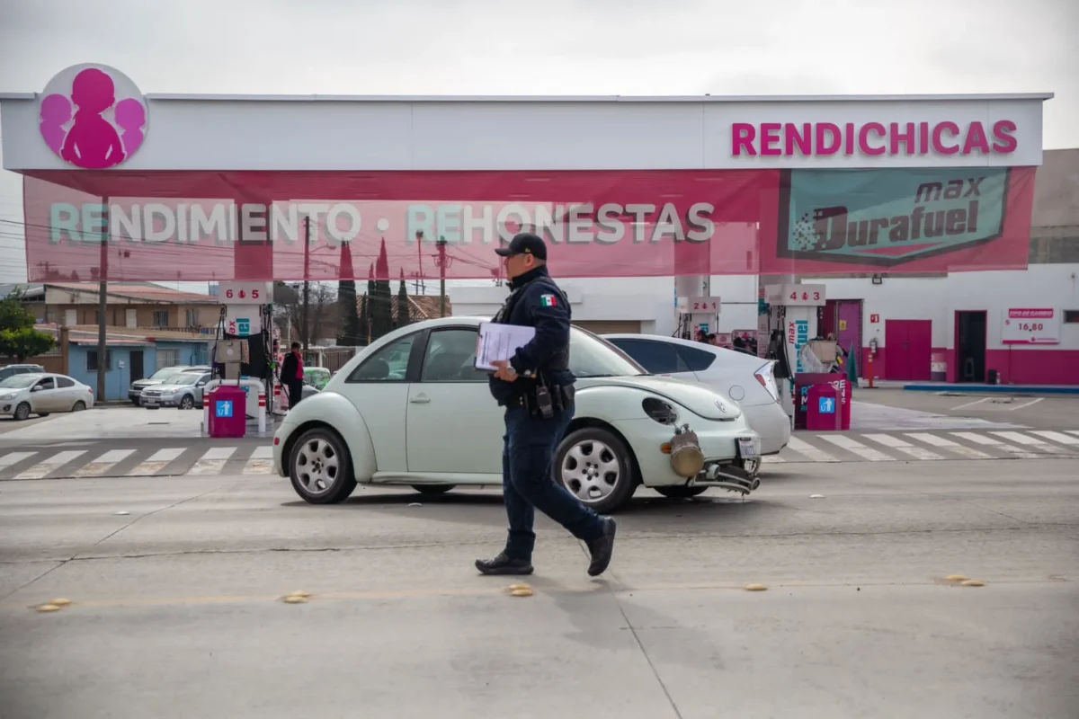 Taxi choca con vehículo particular en Calzada del Tecnológico