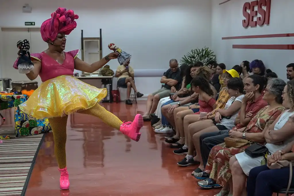 Drag queen lucha contra homofobia con cuentos LGBT+: &#8216;Y vivieron felices las dos mujeres&#8217;