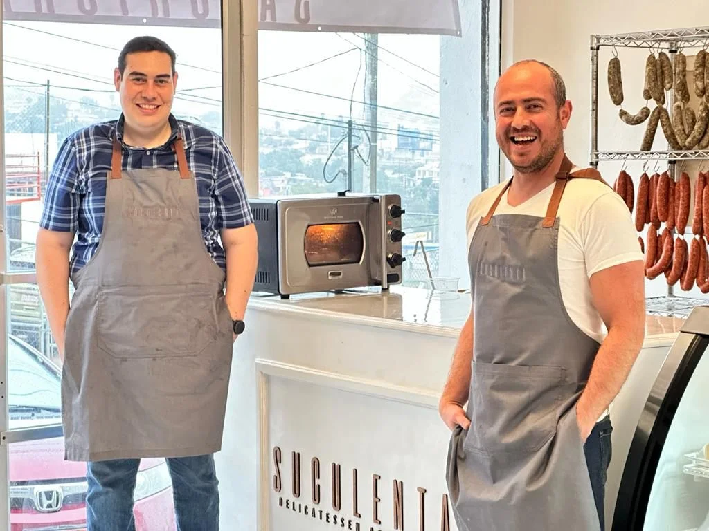 Emprendedores inauguran tienda de embutidos artesanales