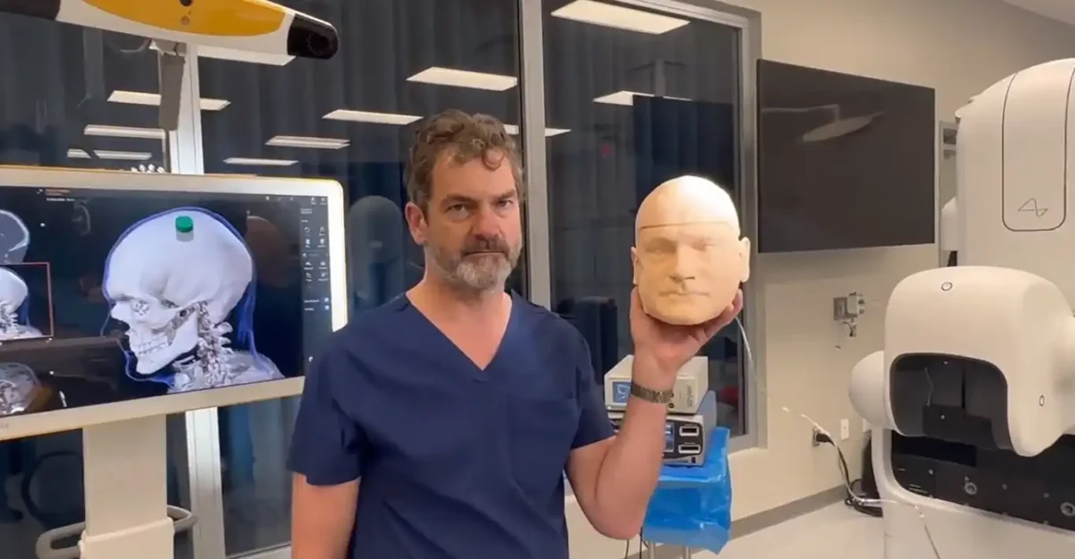 Implante cerebral Neuralink