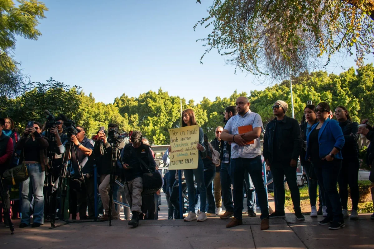 Maestros de Tijuana se manifiestan por falta de pagos