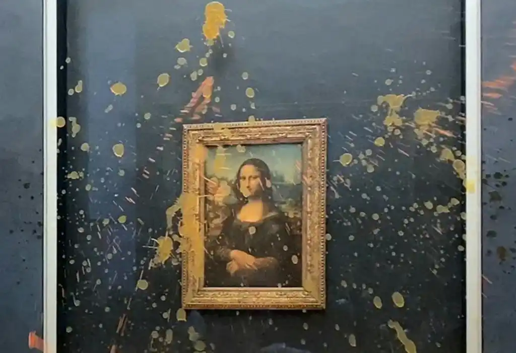 La Mona Lisa es rociada con sopa; en más de 100 años ha recibo seis ataques
