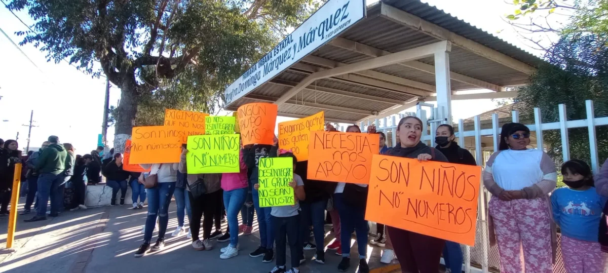 Madres de familia toman primaria en la Francisco Villa; piden que no fusionen grupos